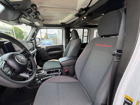 Used 2025 Jeep Wrangler Unlimited Rubicon AWD/4WD image 27