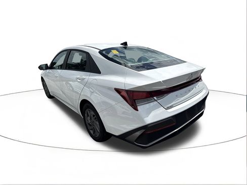 Certified 2024 Hyundai Elantra SEL FWD image 3