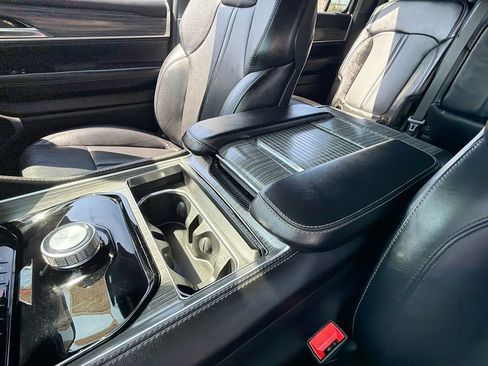 Certified 2024 Jeep Wagoneer Series II w/ Flexible Seating Group RWD image 22