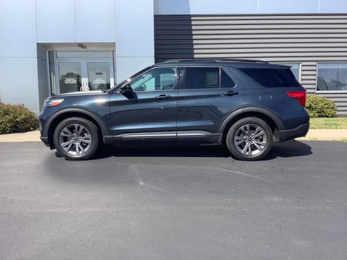 Used 2023 Ford Explorer XLT w/ Equipment Group 202A AWD/4WD image 2