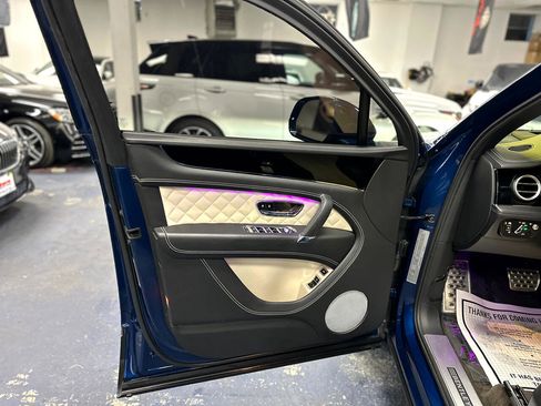 Used 2018 Bentley Bentayga image 13