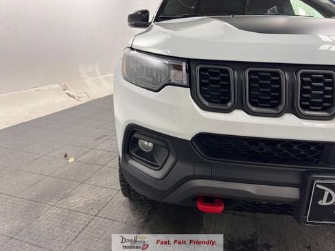 Used 2025 Jeep Compass Trailhawk AWD/4WD image 11