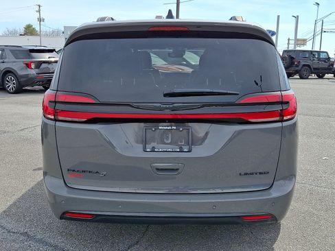 Used 2025 Chrysler Pacifica Limited FWD image 5