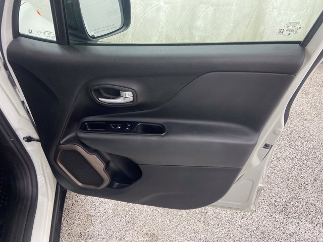 Used 2023 Jeep Renegade Latitude AWD/4WD image 15