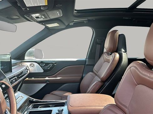Used 2025 Lincoln Aviator Reserve w/ Equipment Group 201A image 13