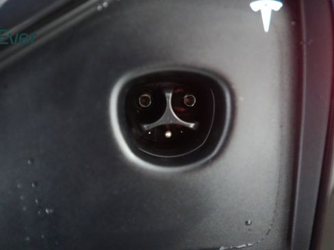 Used 2023 Tesla Model X Plaid image 10