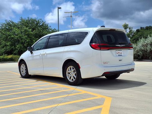 Used 2024 Chrysler Pacifica Touring-L FWD image 7