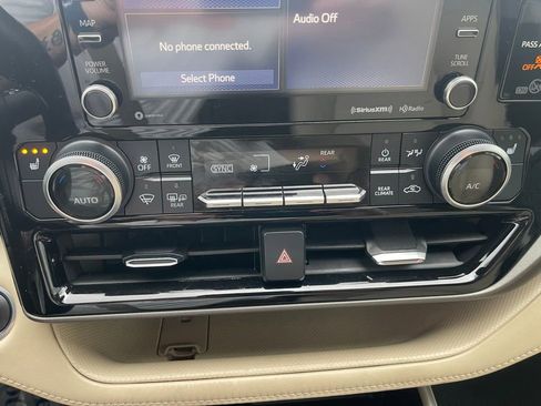 Used 2020 Toyota Highlander XLE AWD/4WD image 39