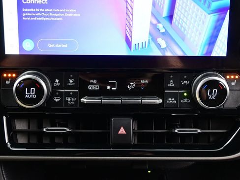 Used 2023 Toyota Highlander XLE FWD image 22