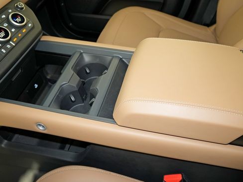 Used 2025 Land Rover Defender 130 X-Dynamic SE image 31