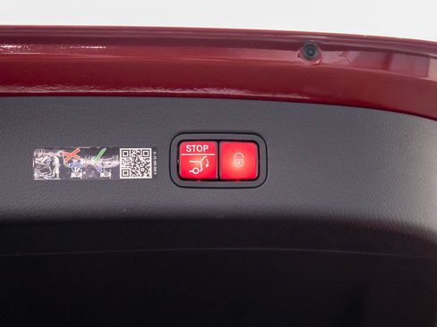 Used 2025 Mercedes-Benz GLC 350e 4MATIC image 31