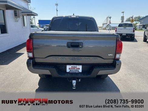 Used 2018 Toyota Tacoma TRD Off-Road w/ Technology Package AWD/4WD image 18