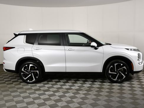 Used 2023 Mitsubishi Outlander SE AWD/4WD image 3