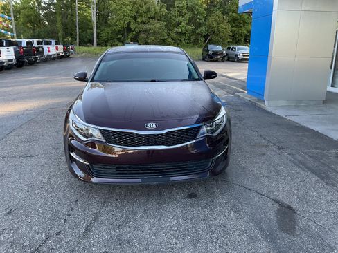 Used 2018 Kia Optima LX w/ 17" Alloy Wheels Package FWD image 2