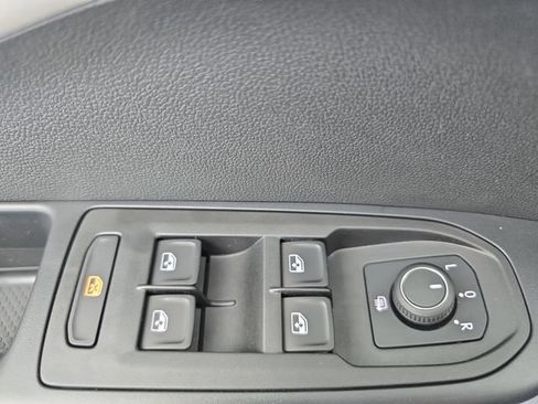 Certified 2025 Volkswagen Taos SE FWD image 27