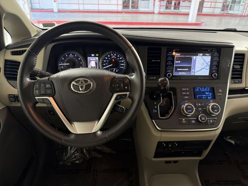 Used 2018 Toyota Sienna XLE image 16