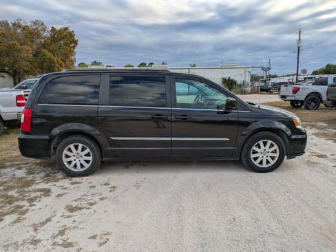 Used 2014 Chrysler Town & Country Touring image 3