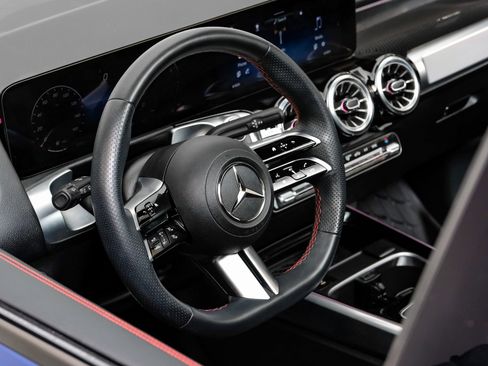 Used 2024 Mercedes-Benz GLB 250 image 19