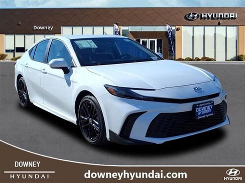 Used 2025 Toyota Camry SE image 3
