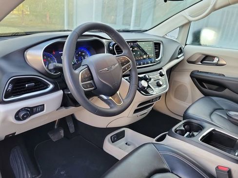 Used 2023 Chrysler Pacifica Touring-L image 13