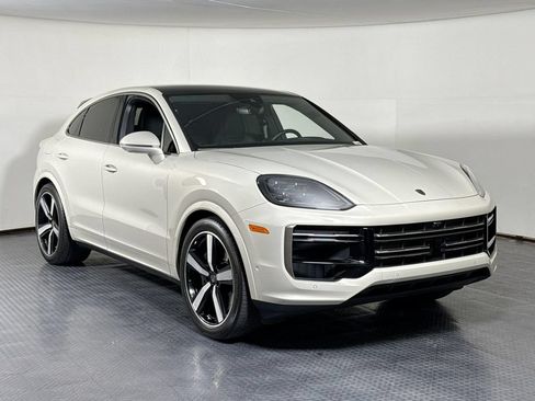 Certified 2025 Porsche Cayenne Turbo AWD/4WD image 9