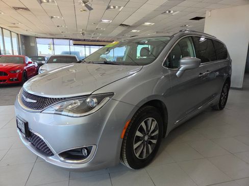 Used 2019 Chrysler Pacifica Touring-L Plus FWD image 3