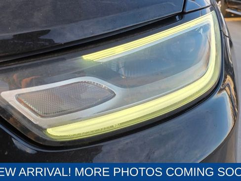 Used 2023 Chrysler Pacifica Touring-L image 9