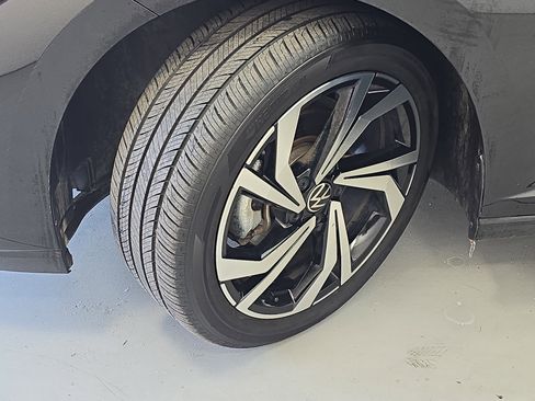 Certified 2025 Volkswagen Jetta SEL image 31