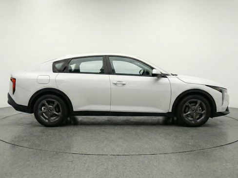 Used 2025 Kia K4 LXS image 11