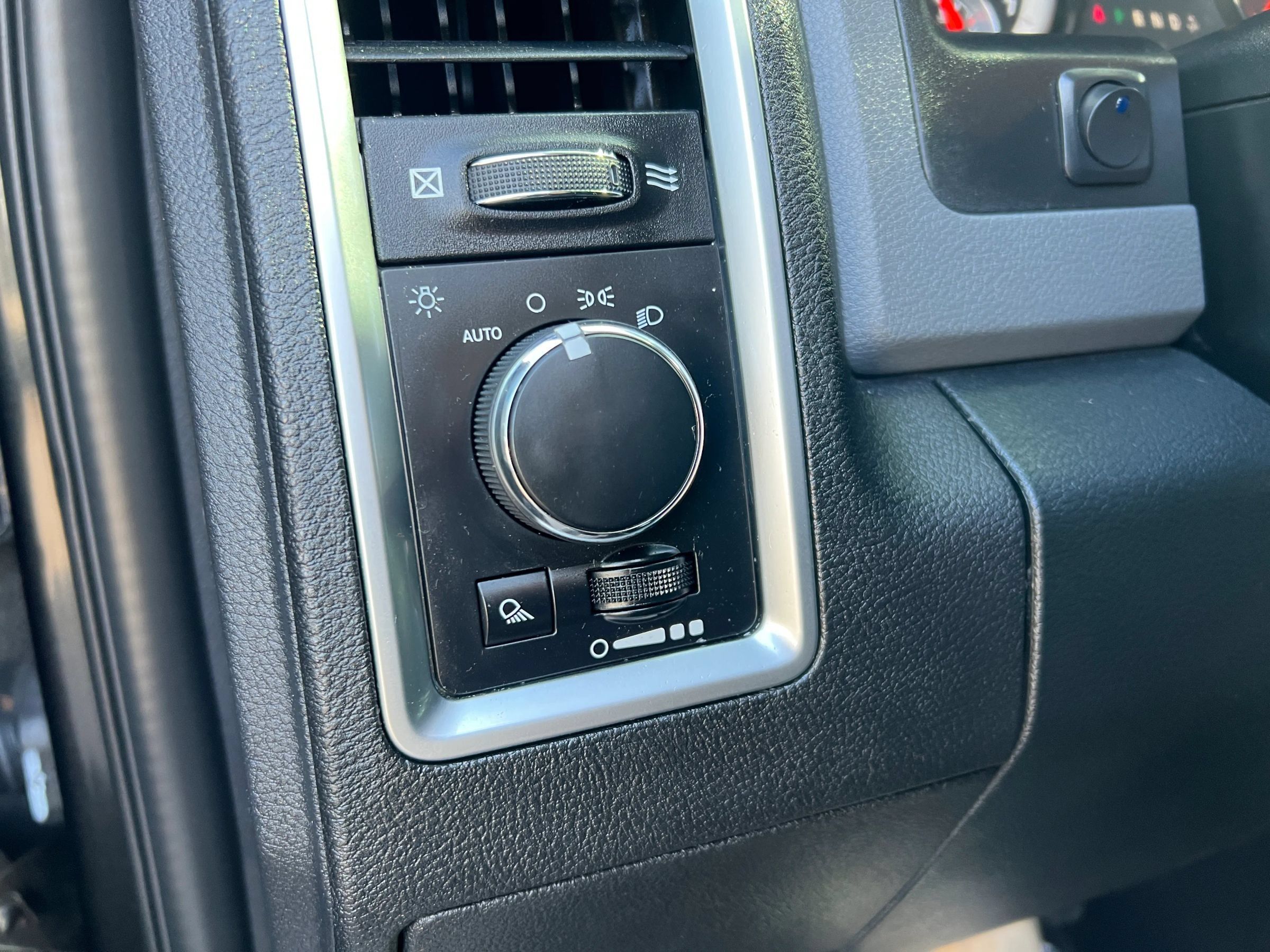 Used 2017 RAM 1500 Classic SLT AWD/4WD image 33