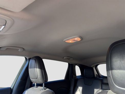 Used 2018 Jeep Cherokee Latitude Plus w/ Cold Weather Group image 7