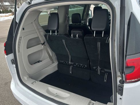 Used 2024 Chrysler Pacifica Touring-L image 23