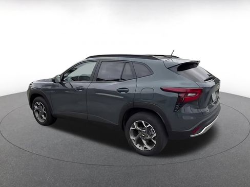 Used 2025 Chevrolet Trax LT w/ LT Convenience Package FWD image 10