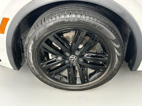 Used 2022 Volkswagen Tiguan SE R-Line image 11