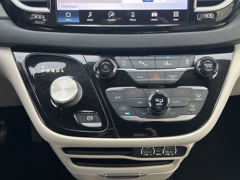 Used 2021 Chrysler Pacifica Touring-L image 5