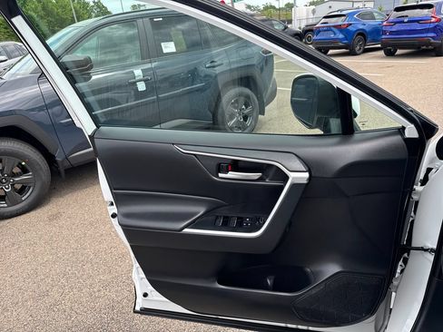 Used 2025 Toyota RAV4 XLE AWD/4WD image 32