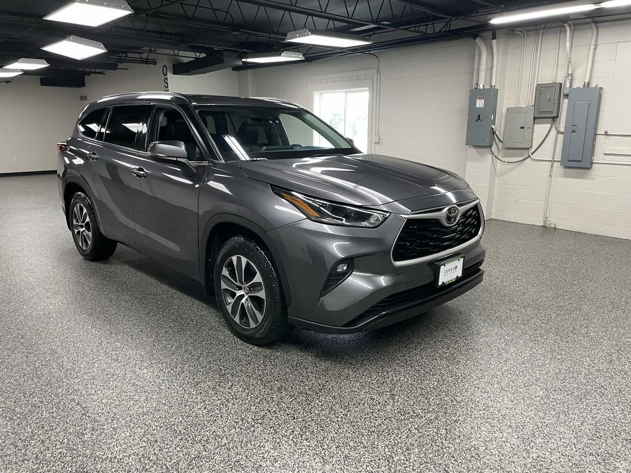 Used 2021 Toyota Highlander XLE AWD/4WD image 3