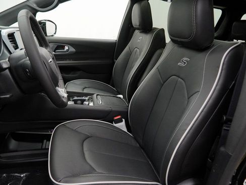 New 2026 Chrysler Pacifica Limited w/ S Appearance Package image 15