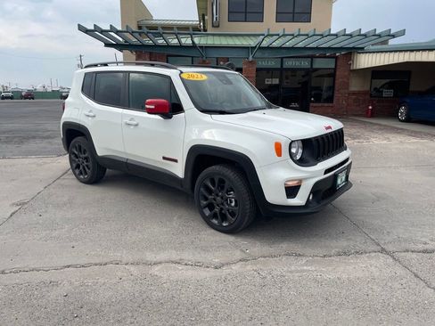 Certified 2023 Jeep Renegade Latitude w/ Sun/Sound Group AWD/4WD image 5