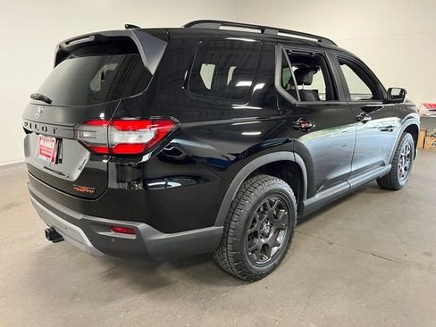 Used 2025 Honda Pilot TrailSport image 3