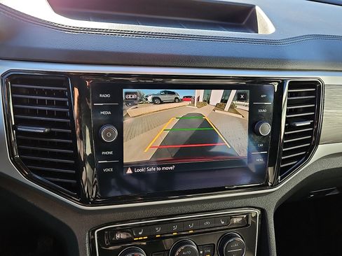 Used 2022 Volkswagen Atlas Cross Sport SE w/ Panoramic Sunroof Package image 16