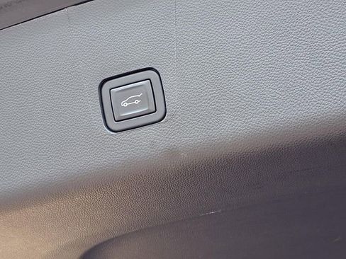 Used 2023 Chevrolet Traverse LT FWD image 22