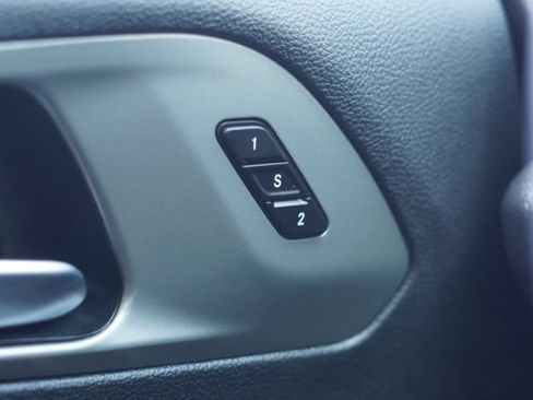 Used 2025 Chrysler Pacifica Select FWD image 36