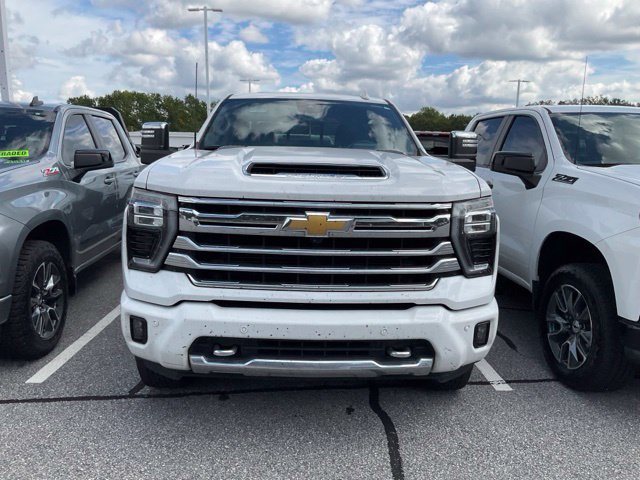 Used 2024 Chevrolet Silverado 2500 High Country w/ High Country Premium Package AWD/4WD image 2