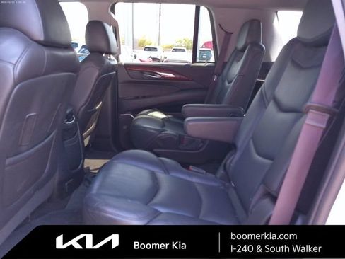 Used 2016 Cadillac Escalade Luxury AWD/4WD image 13