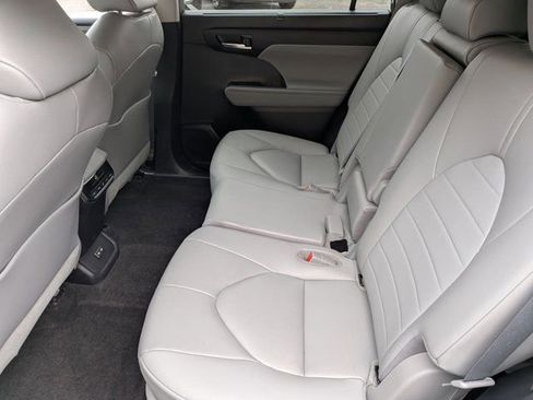 Used 2023 Toyota Highlander XLE AWD/4WD image 15