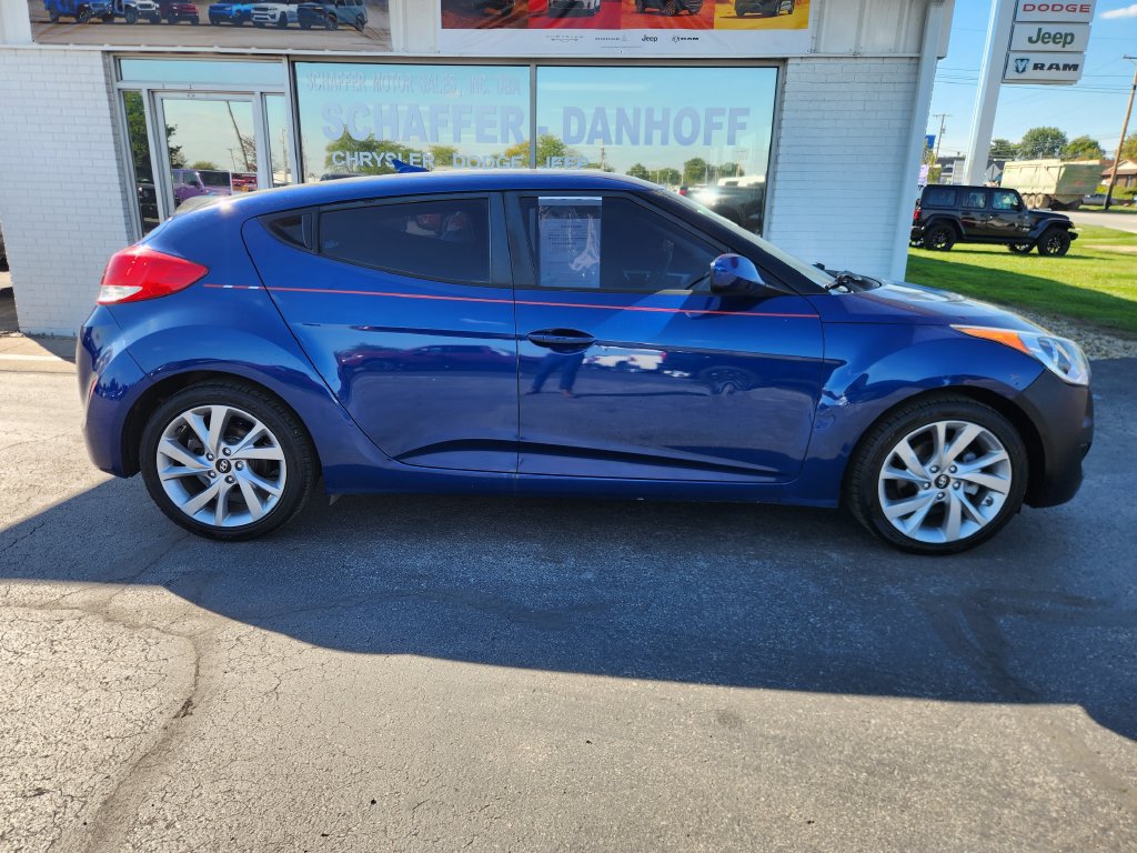 Used 2016 Hyundai Veloster FWD image 2