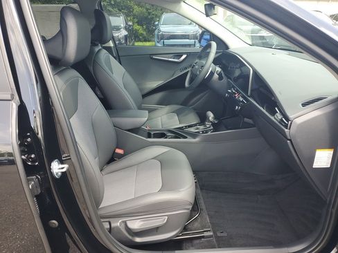 New 2025 Kia Niro EX Touring FWD image 7