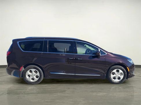 Used 2017 Chrysler Pacifica Touring-L Plus w/ Advanced Safetytec Group image 6