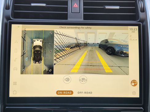 Used 2025 Land Rover Discovery Dynamic SE image 17